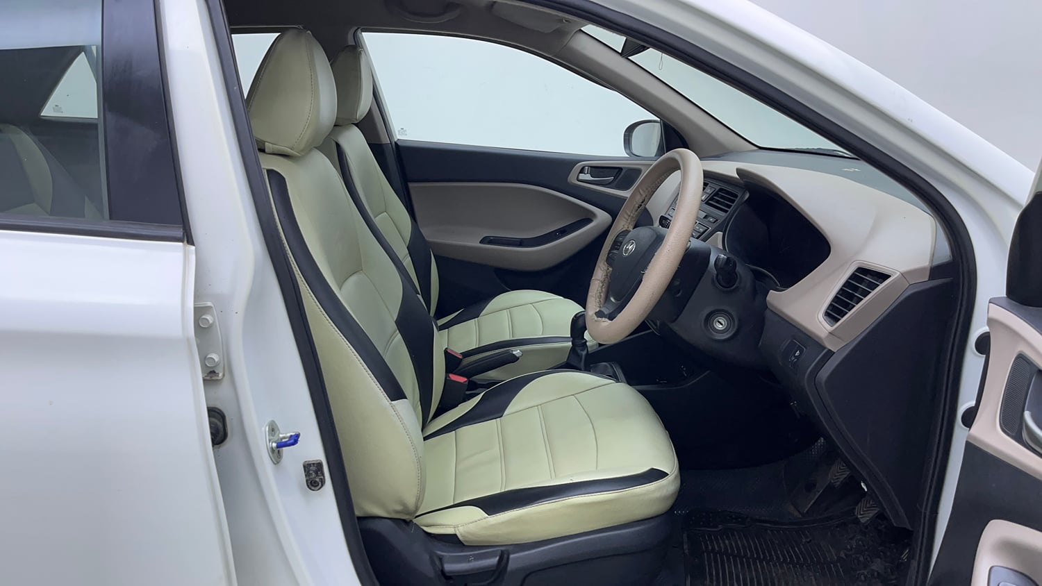Used 2015 Hyundai Elite i20 Magna 1.2 Petrol Manual interior RIGHT SIDE FRONT DOOR CABIN VIEW