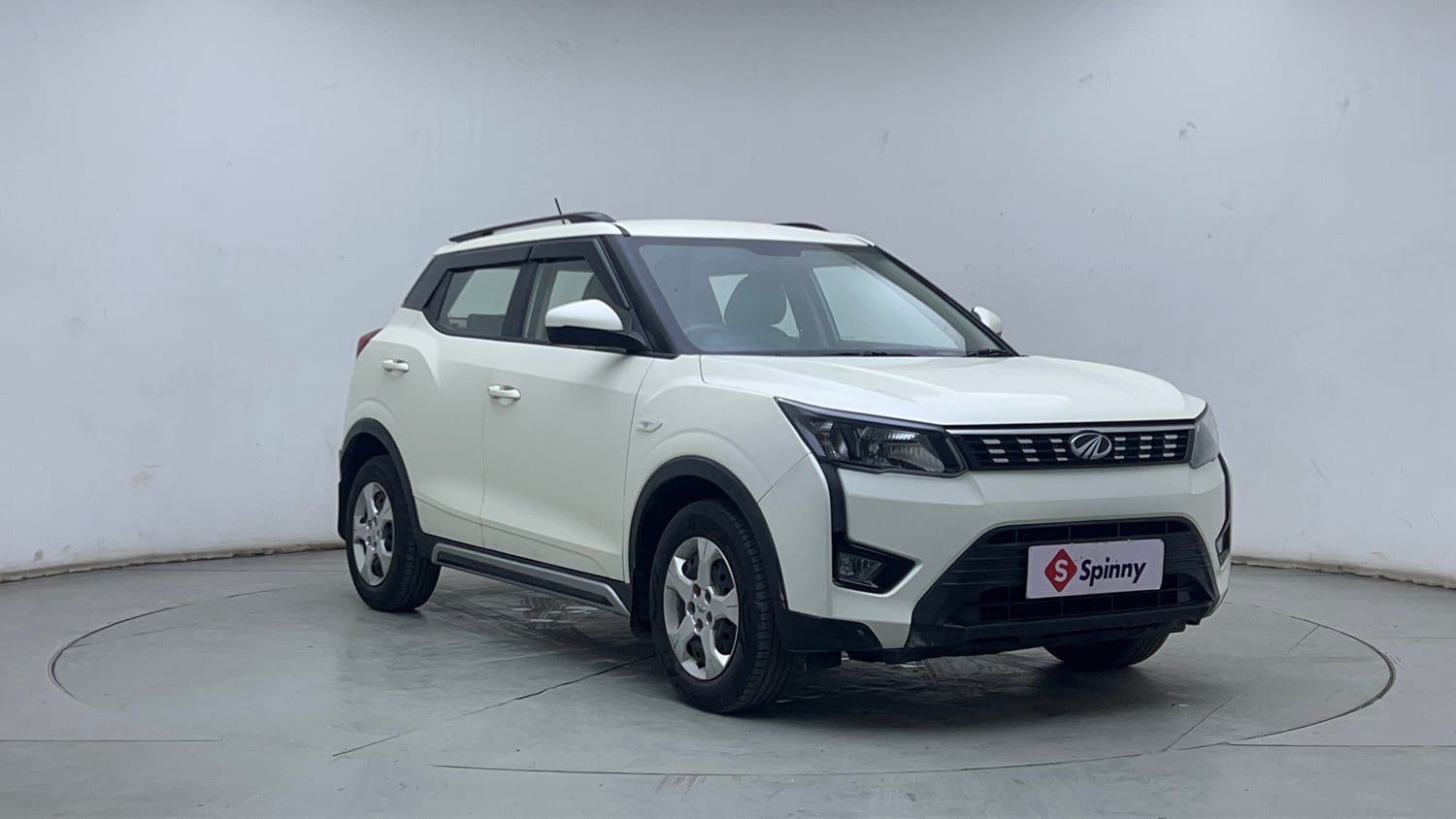 Used 2021 Mahindra XUV 300 W6 1.2 Petrol Petrol Manual exterior RIGHT FRONT CORNER VIEW