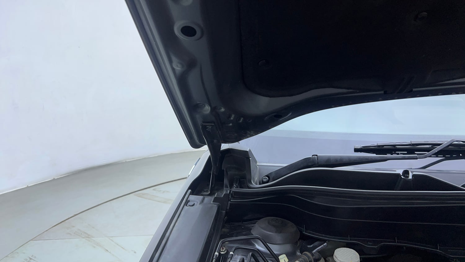 Used 2023 Maruti Suzuki Grand Vitara Delta Smart Hybrid AT Petrol Automatic engine ENGINE RIGHT SIDE HINGE & APRON VIEW