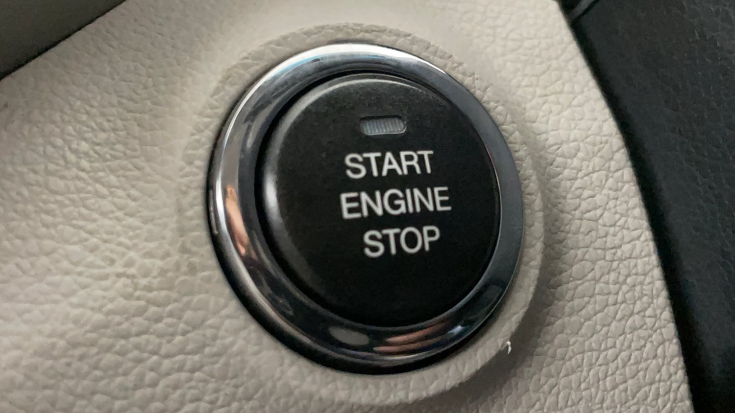 Used 2021 Mahindra XUV 300 W8 1.2 Petrol Petrol Manual top_features Keyless start