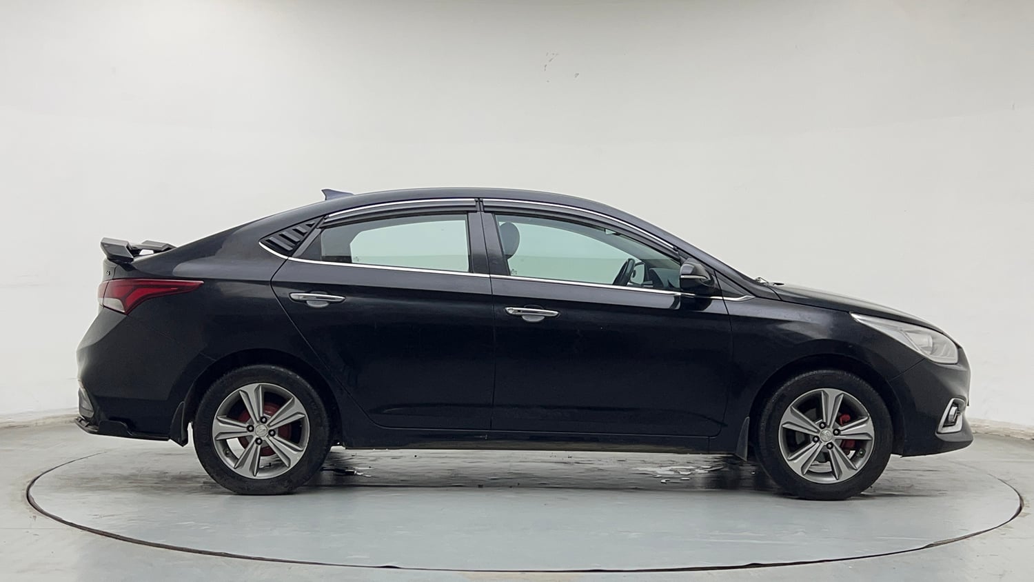 Used 2018 Hyundai Verna SX (O) 1.6 VTVT AT Petrol Automatic exterior RIGHT SIDE VIEW