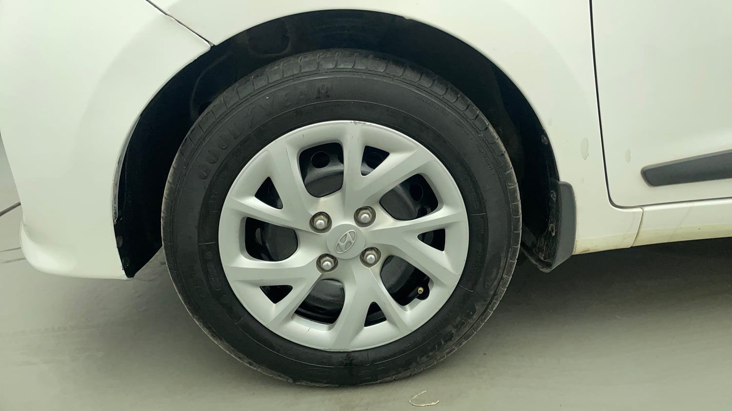 Used 2019 Hyundai Grand i10 Magna 1.2 Kappa VTVT Petrol Manual tyres LEFT FRONT TYRE RIM VIEW