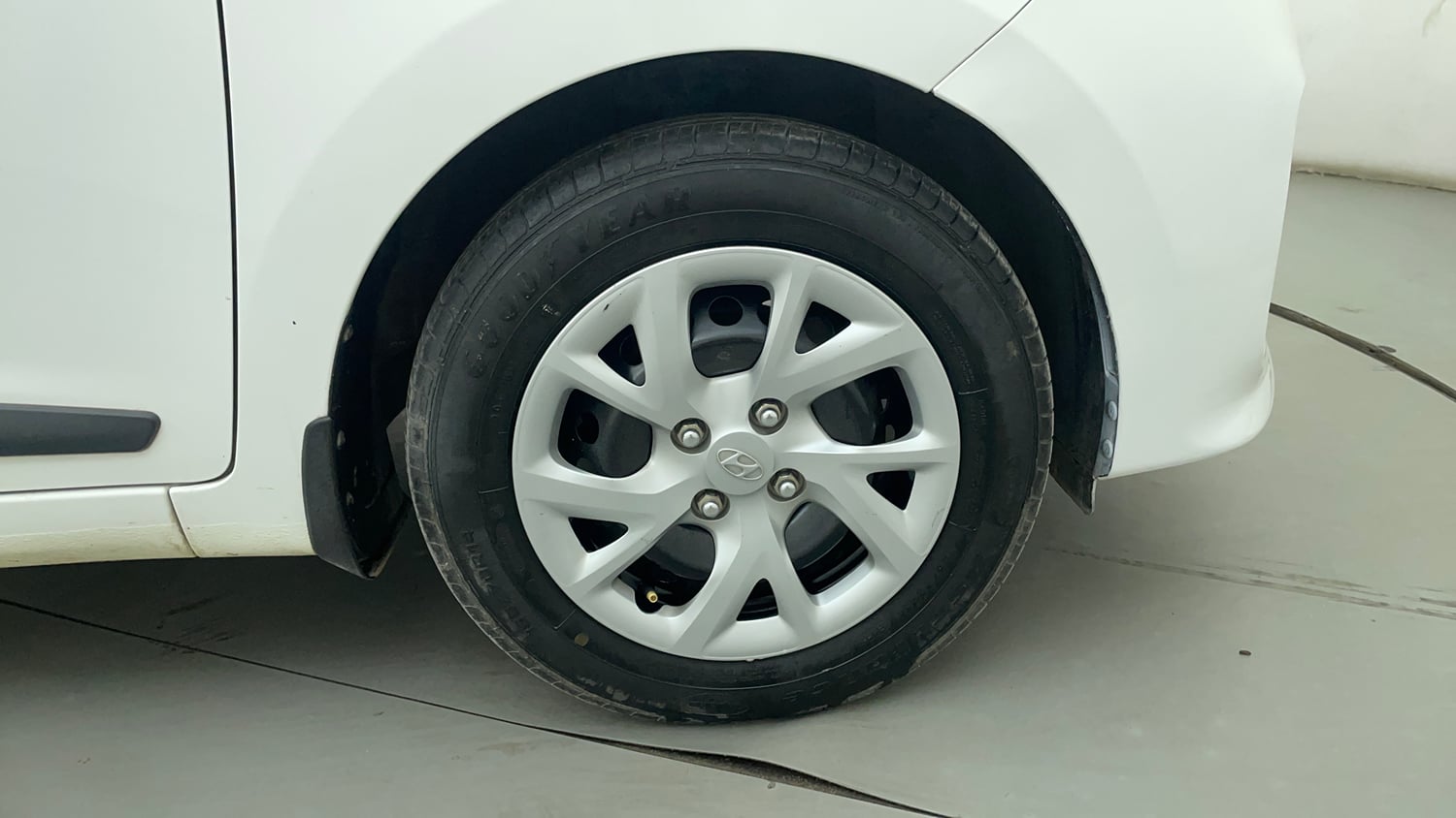 Used 2019 Hyundai Grand i10 Magna 1.2 Kappa VTVT Petrol Manual tyres RIGHT FRONT TYRE RIM VIEW