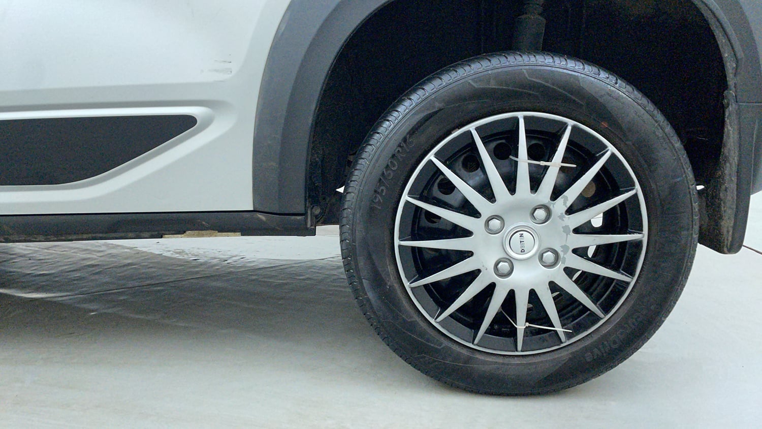 Used 2022 Renault Kiger RXE MT Petrol Manual tyres LEFT REAR TYRE RIM VIEW
