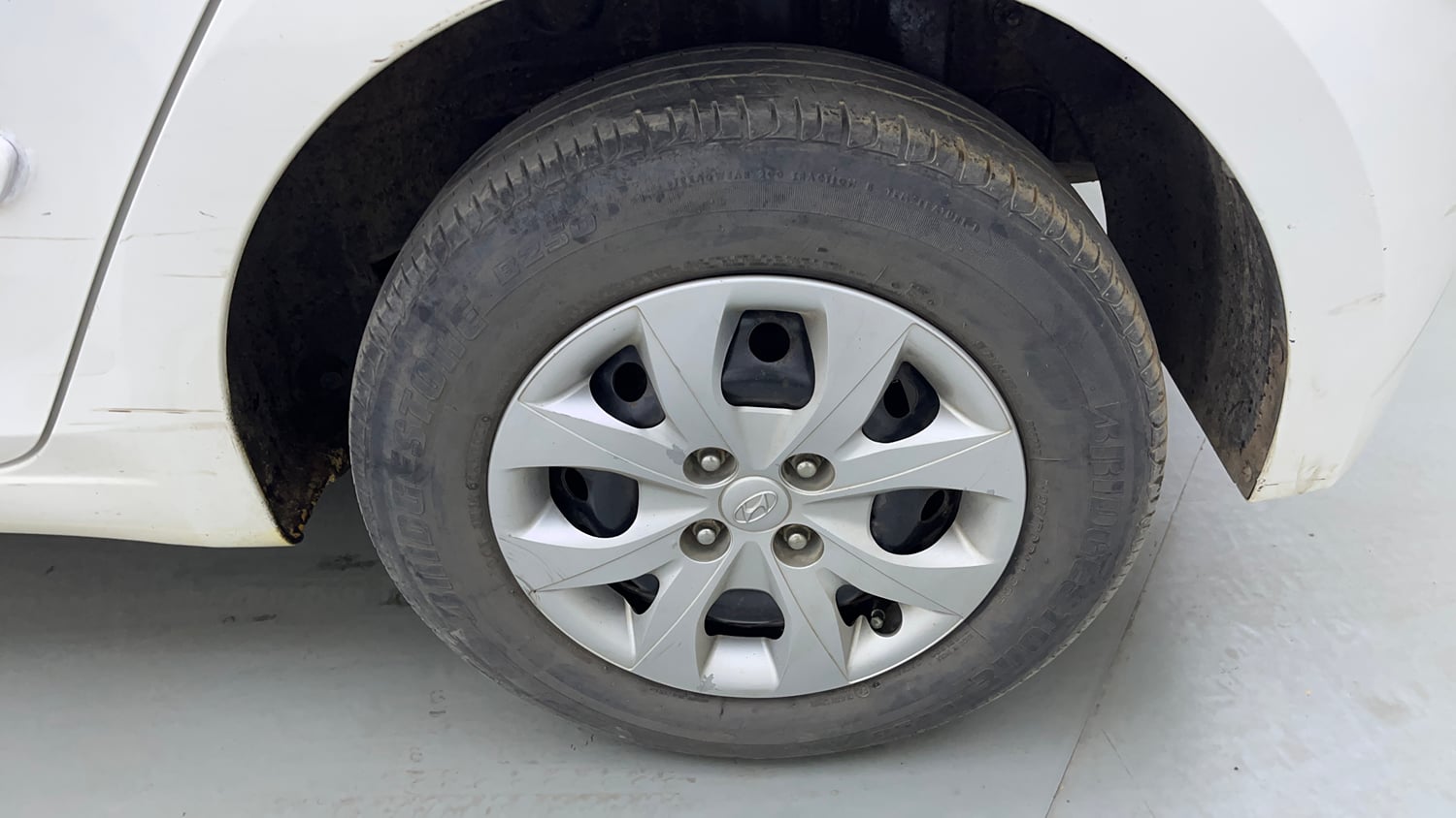 Used 2015 Hyundai Elite i20 Magna 1.2 Petrol Manual tyres LEFT REAR TYRE RIM VIEW