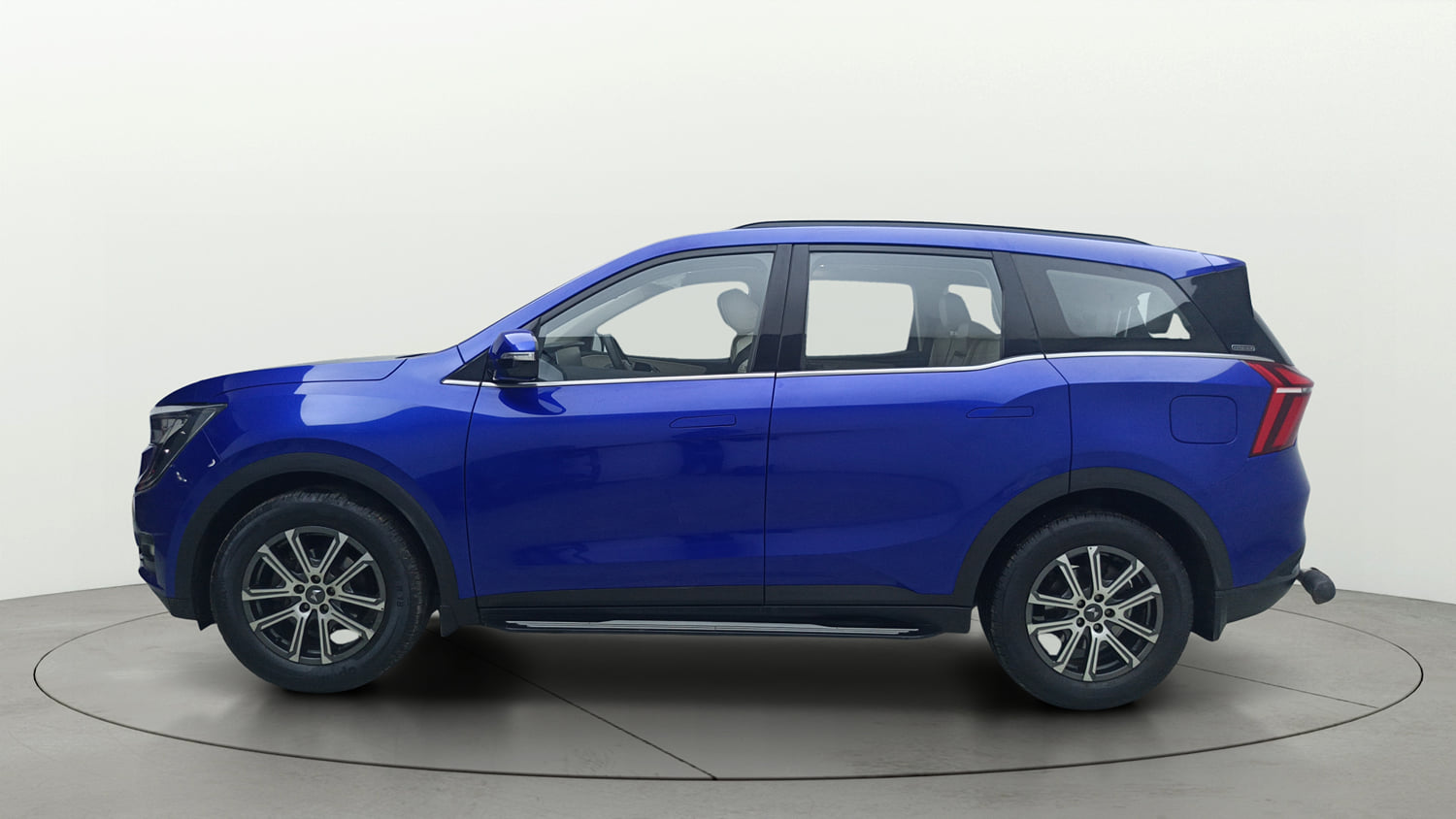 Used 2022 Mahindra XUV700 AX 7 Petrol AT 7 STR Petrol Automatic exterior LEFT SIDE VIEW