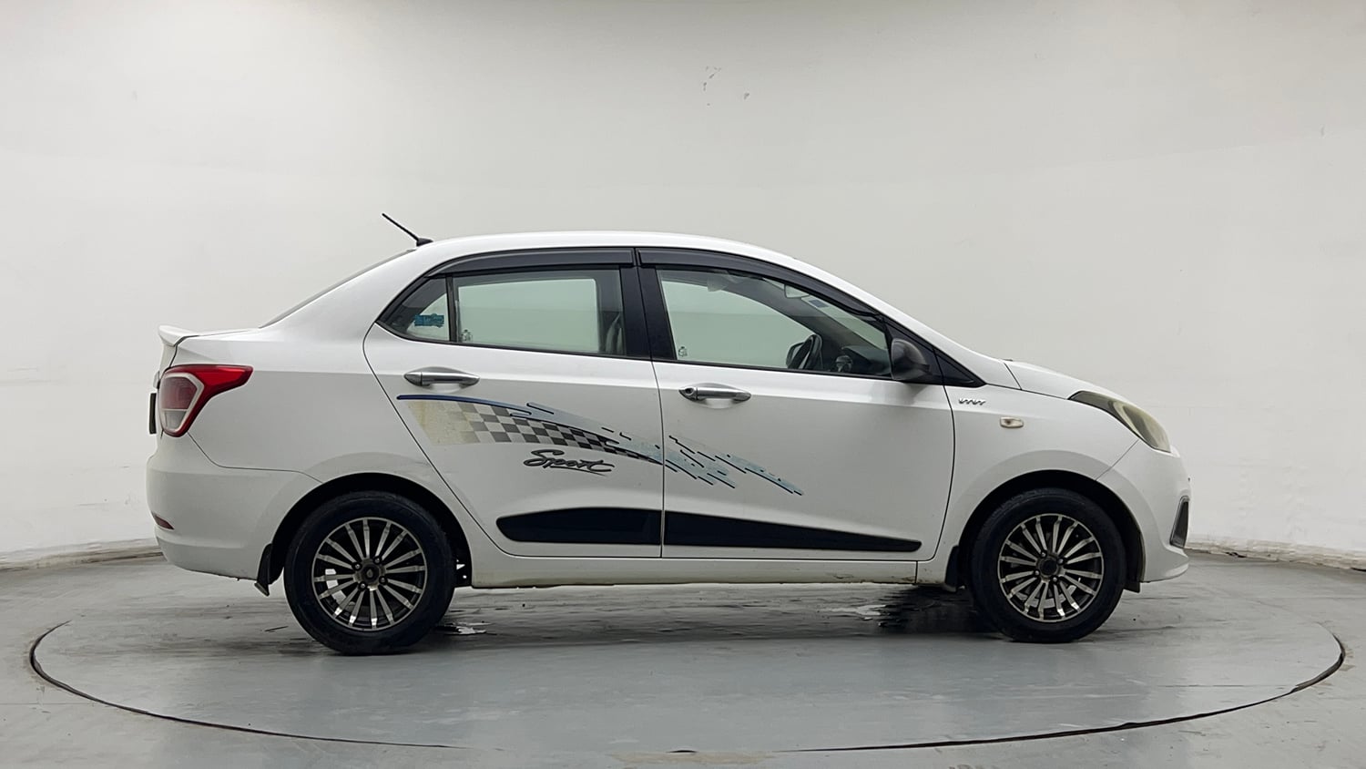 Used 2017 Hyundai Xcent Base ABS 1.2 Petrol Manual exterior RIGHT SIDE VIEW
