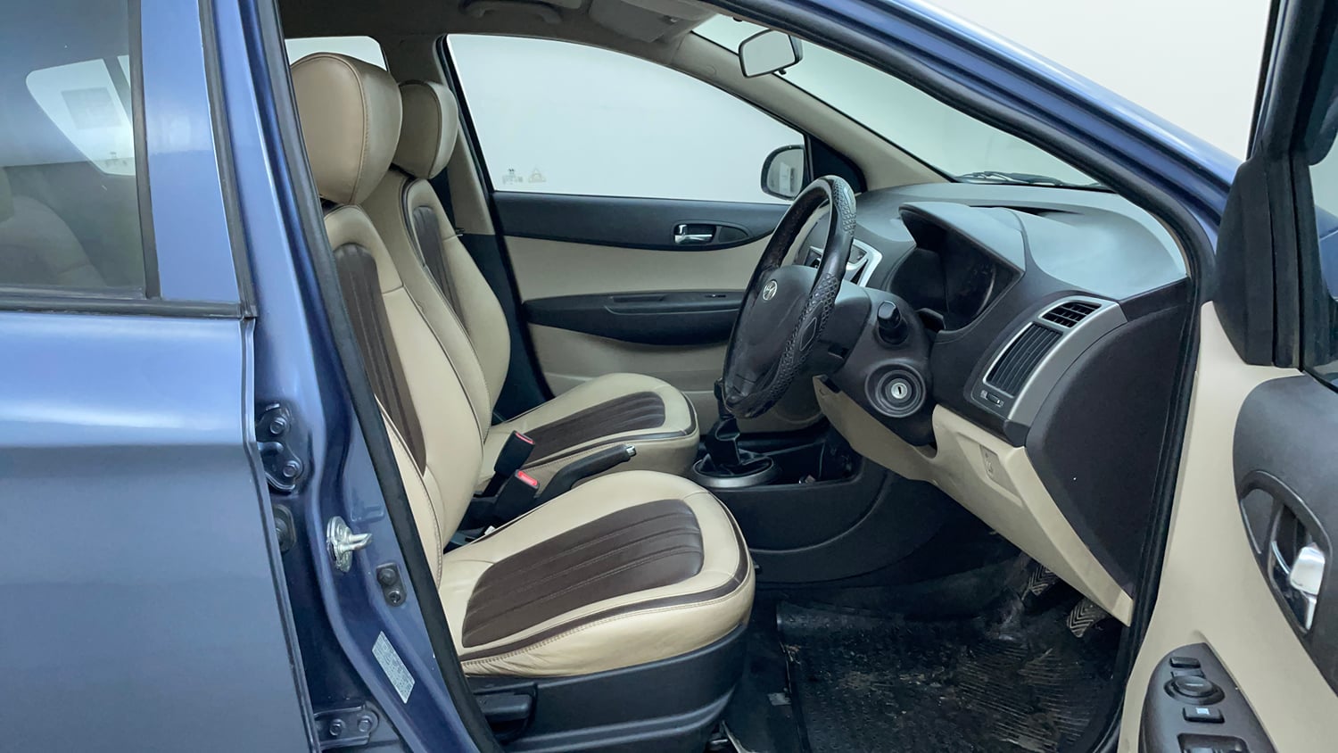 Used 2013 Hyundai i20 Magna (O) 1.2 Petrol Manual interior RIGHT SIDE FRONT DOOR CABIN VIEW