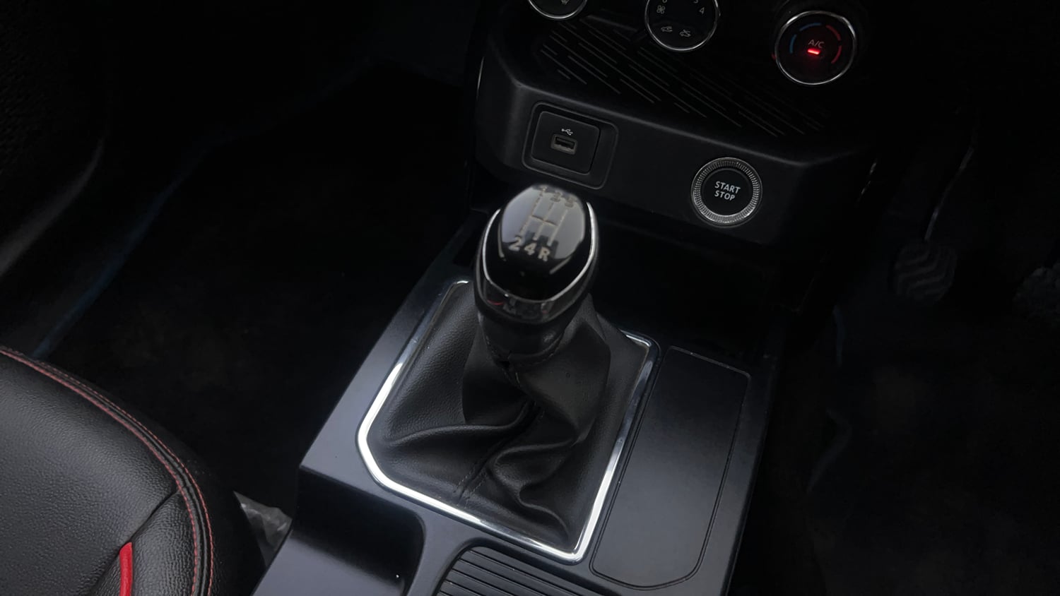 Used 2021 Renault Kiger RXT 1.0 Turbo MT Dual Tone Petrol Manual interior GEAR  KNOB VIEW