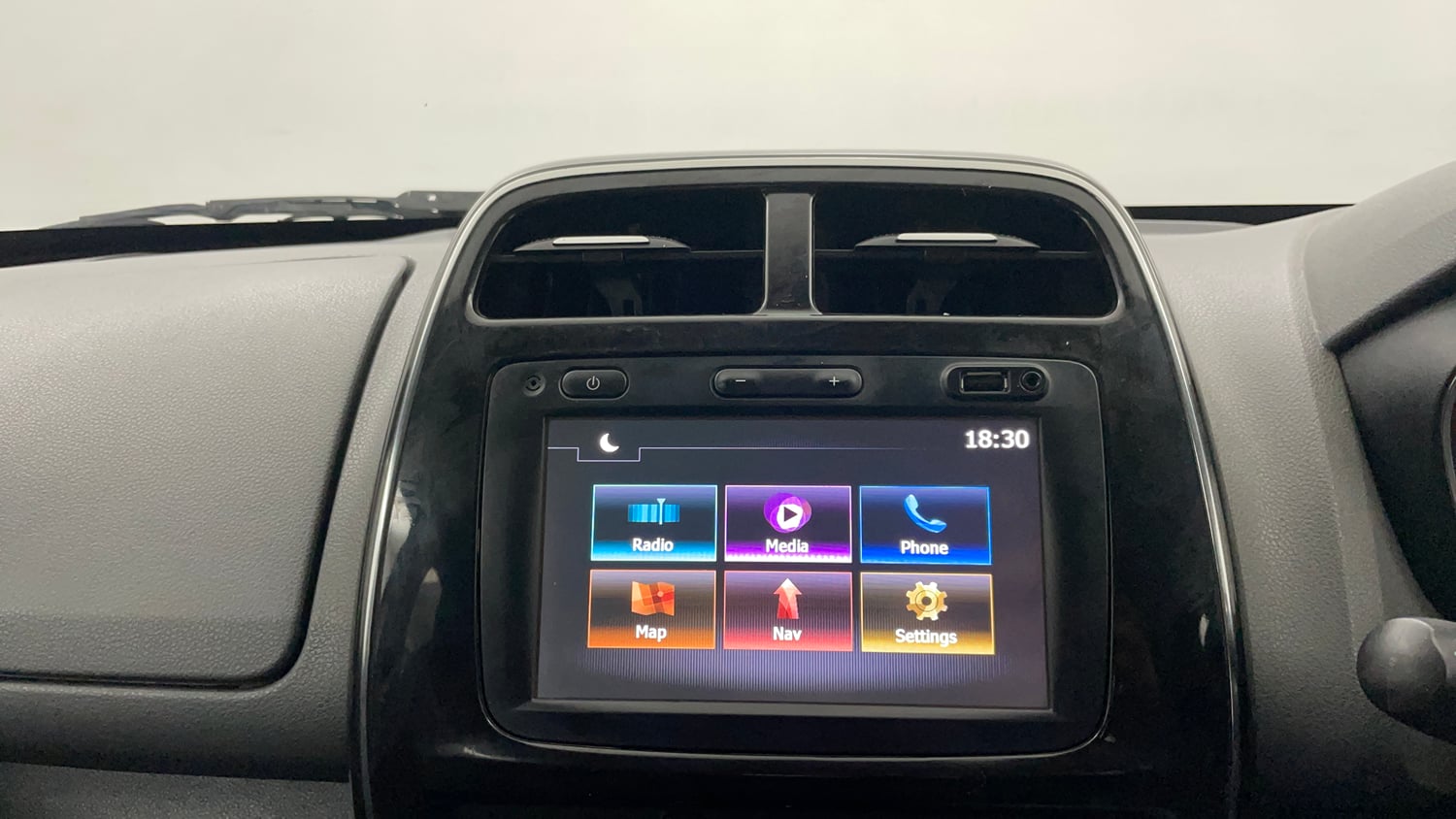 Used 2018 Renault Kwid 1.0 RXT AMT Opt Petrol Automatic interior MUSIC SYSTEM & AC CONTROL VIEW
