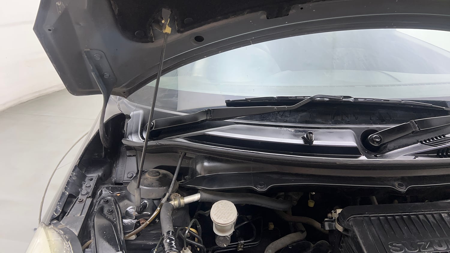 Used 2017 Maruti Suzuki Swift Lxi (O) Petrol Manual engine ENGINE RIGHT SIDE HINGE & APRON VIEW