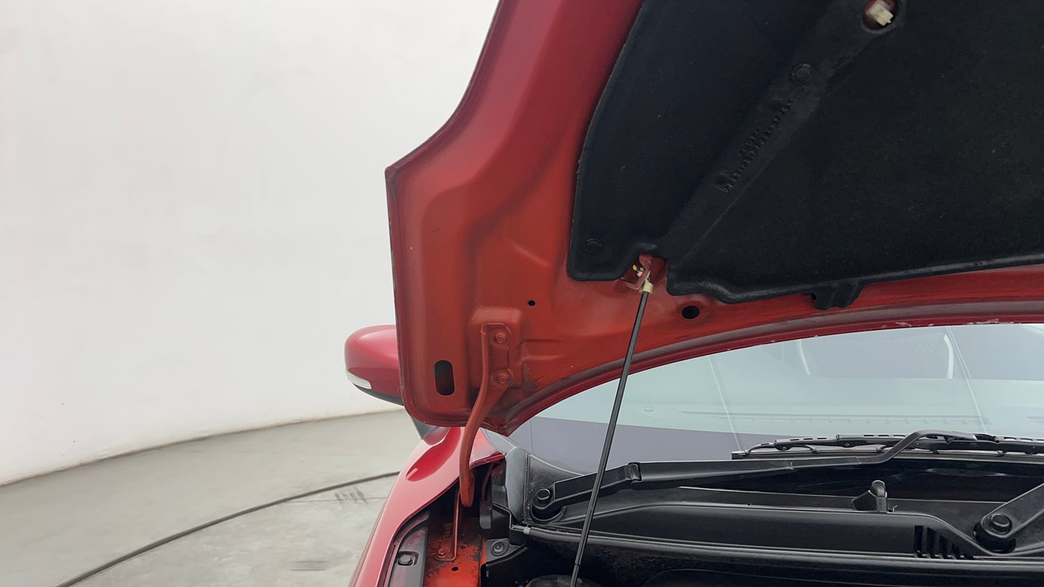 Used 2019 Maruti Suzuki Baleno Delta Petrol Manual engine ENGINE RIGHT SIDE HINGE & APRON VIEW