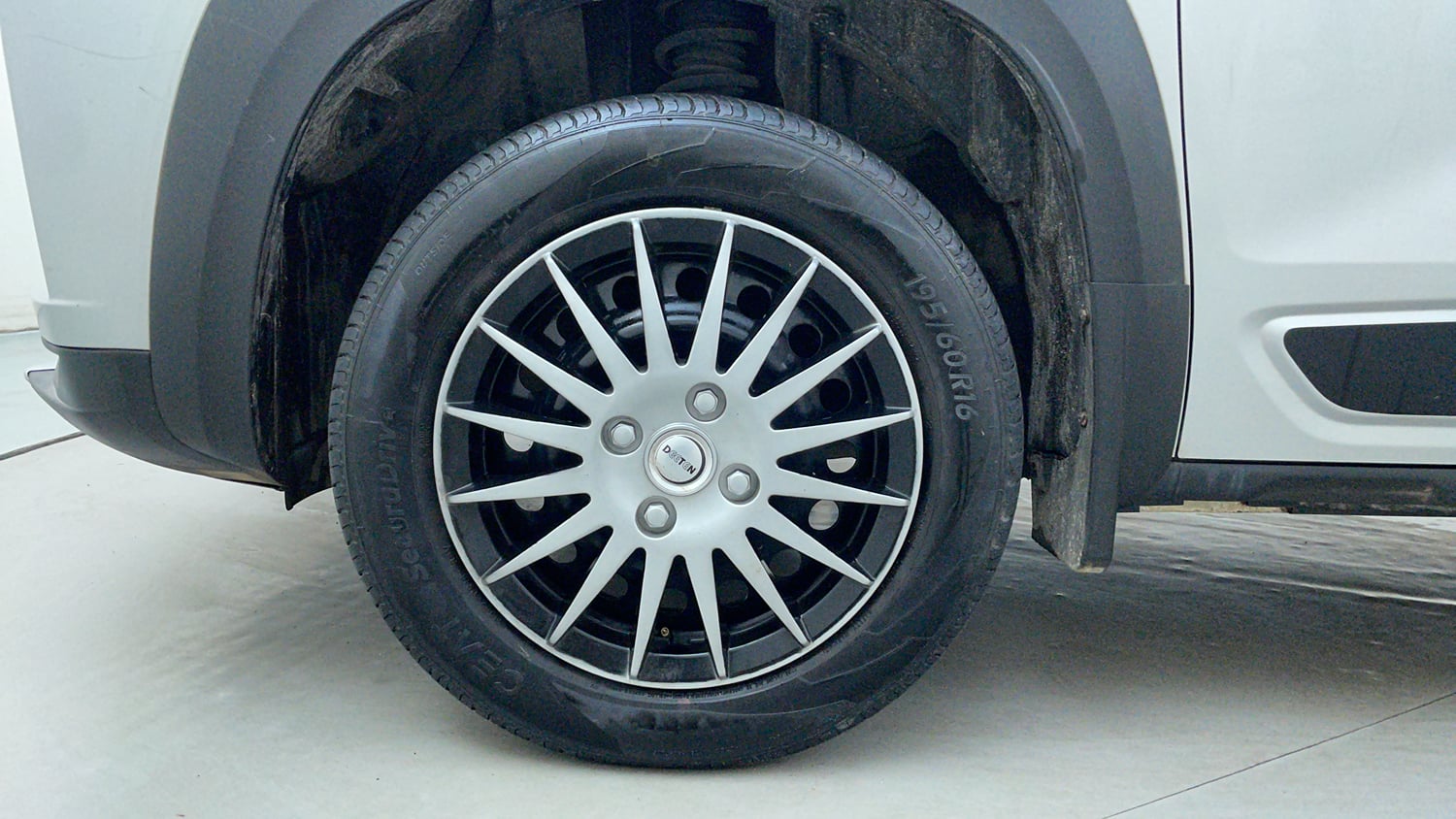 Used 2022 Renault Kiger RXE MT Petrol Manual tyres LEFT FRONT TYRE RIM VIEW