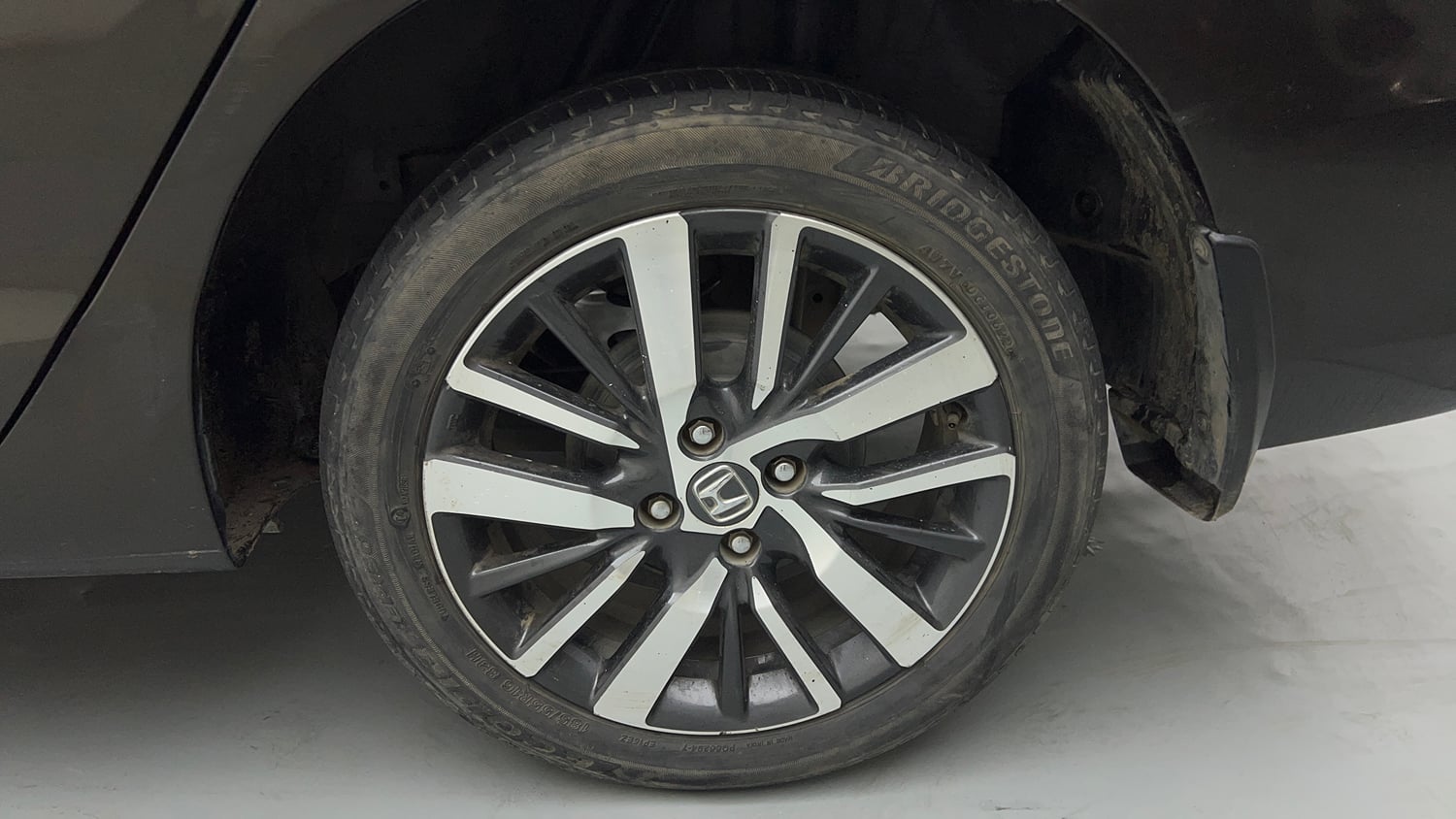 Used 2022 Honda City ZX CVT Petrol Petrol Automatic tyres LEFT REAR TYRE RIM VIEW