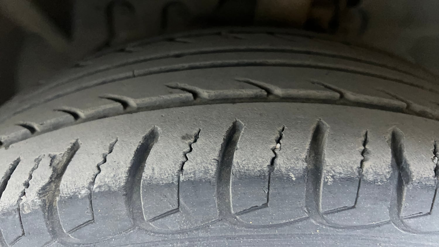 Used 2016 Ford EcoSport Titanium 1.5L Ti-VCT AT Petrol Automatic tyres LEFT FRONT TYRE TREAD VIEW
