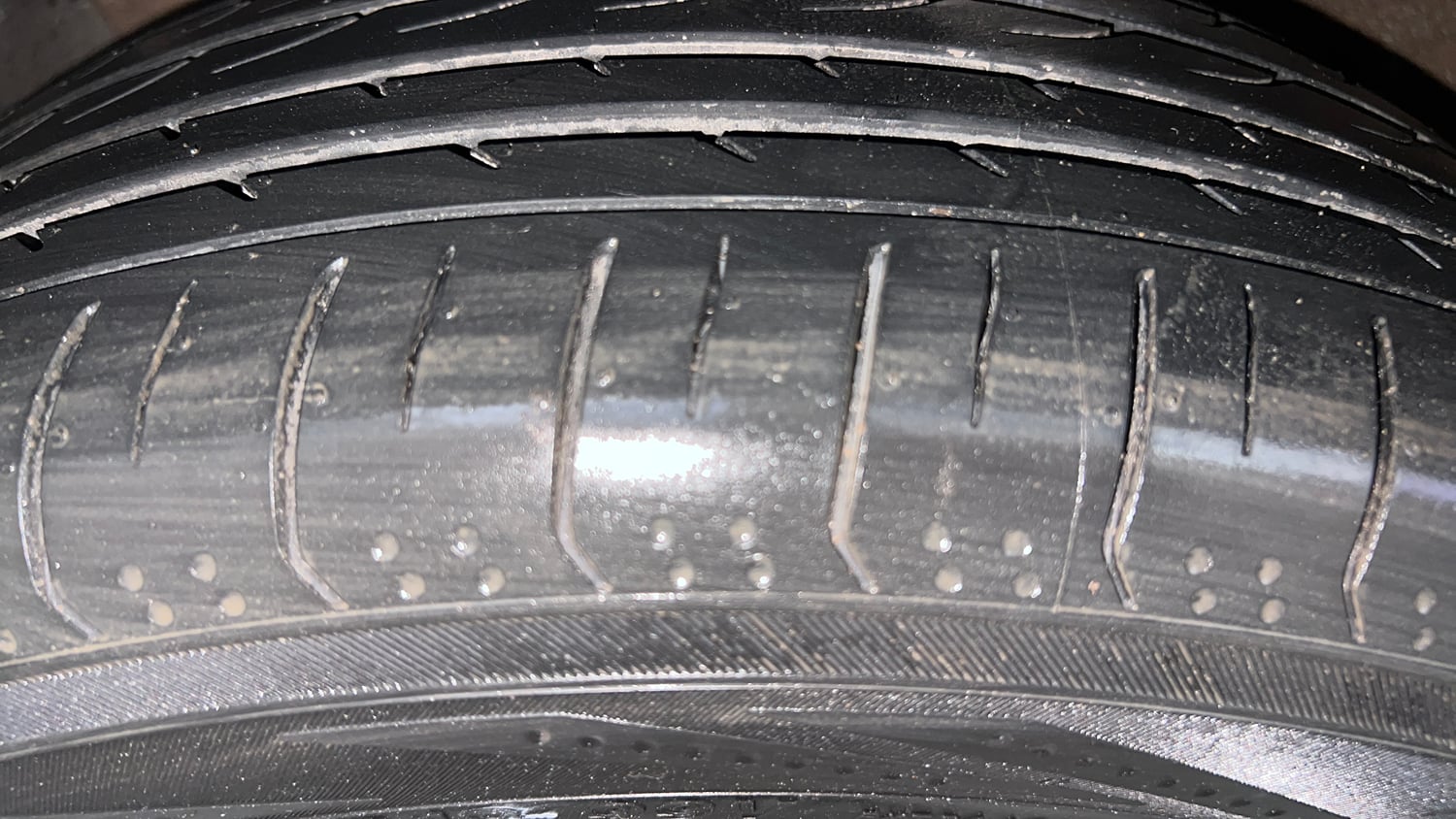 Used 2022 Hyundai Alcazar Signature (O) 6 STR 1.5 Diesel AT Diesel Automatic tyres LEFT FRONT TYRE TREAD VIEW