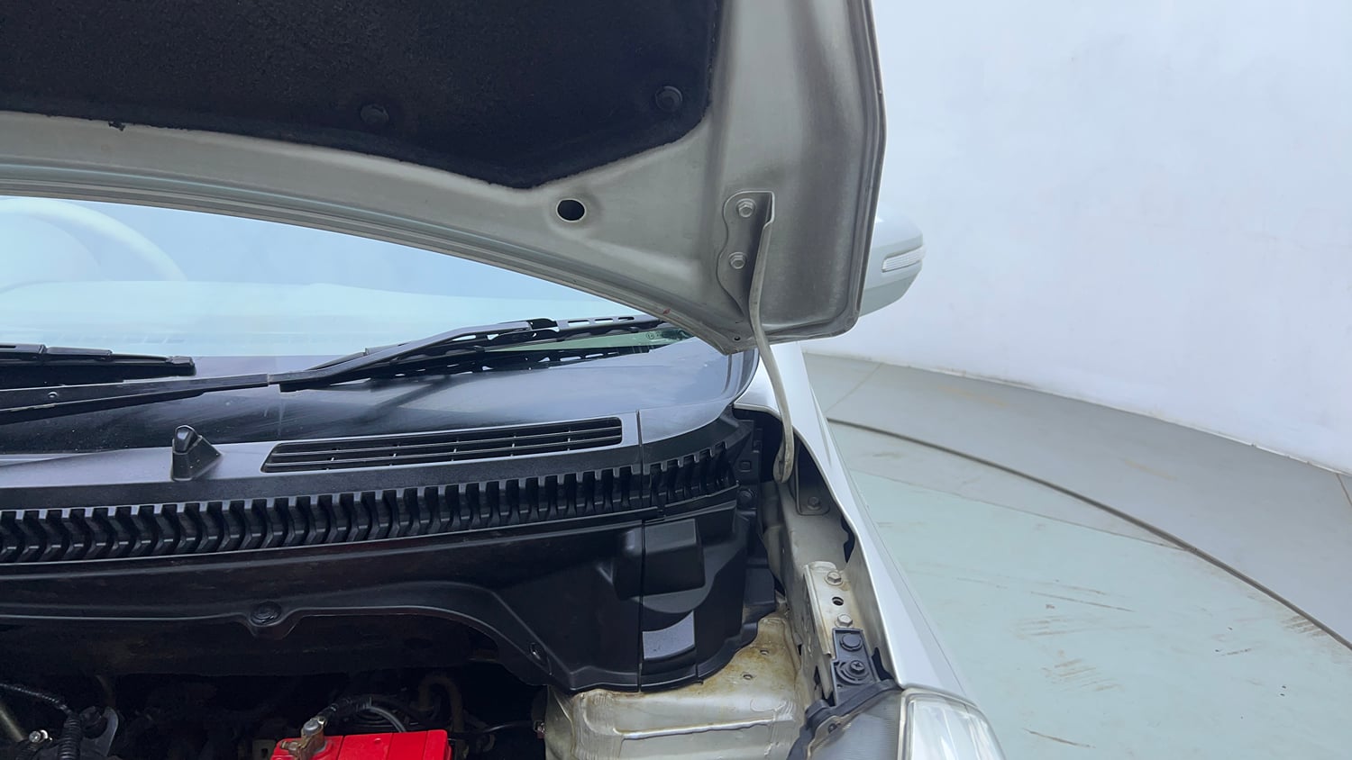 Used 2015 Maruti Suzuki Ertiga Vxi Petrol Manual engine ENGINE LEFT SIDE HINGE & APRON VIEW