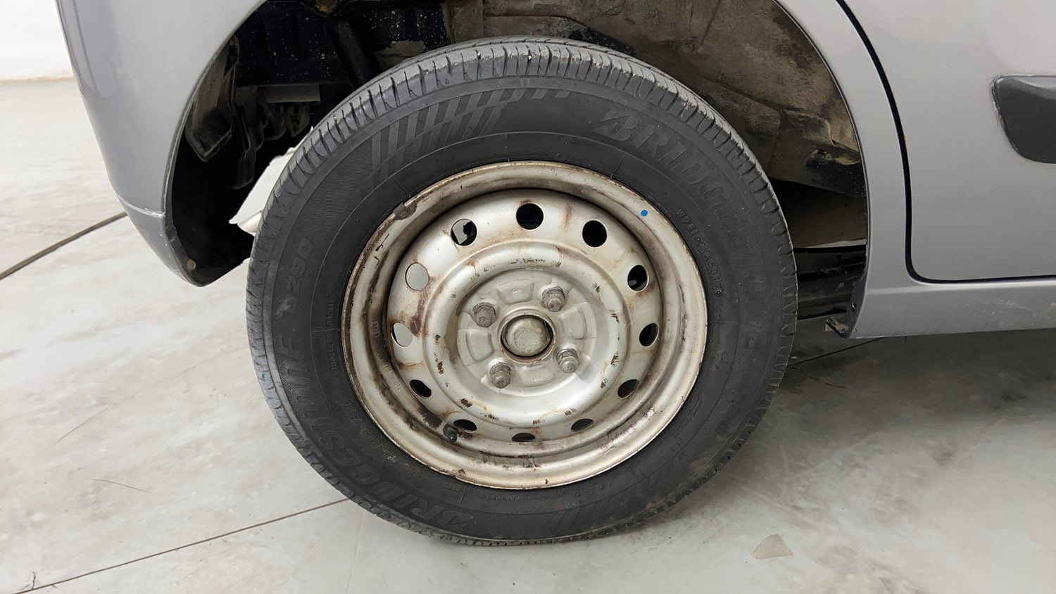 Used 2013 Maruti Suzuki Wagon R LXI CNG Cng Manual tyres RIGHT REAR TYRE RIM VIEW