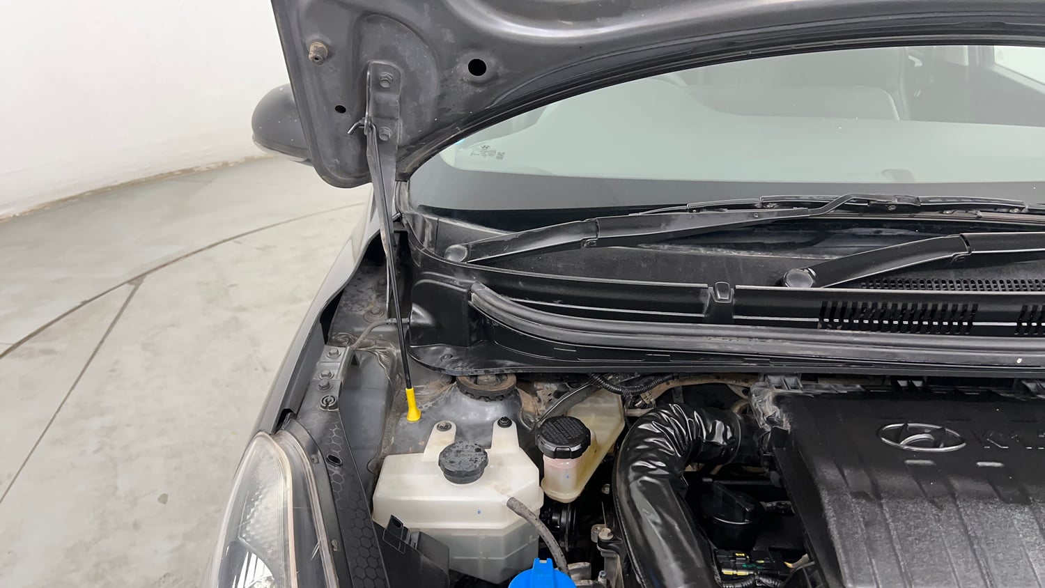 Used 2023 Hyundai Aura SX 1.2 CNG Cng Manual engine ENGINE RIGHT SIDE HINGE & APRON VIEW