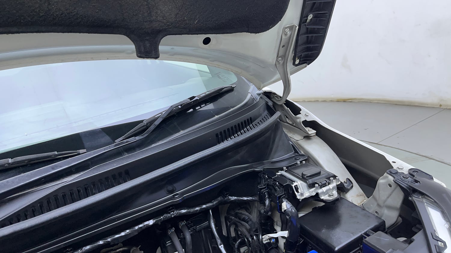 Used 2022 Maruti Suzuki Ignis Delta 1.2 AMT Petrol Automatic engine ENGINE LEFT SIDE HINGE & APRON VIEW