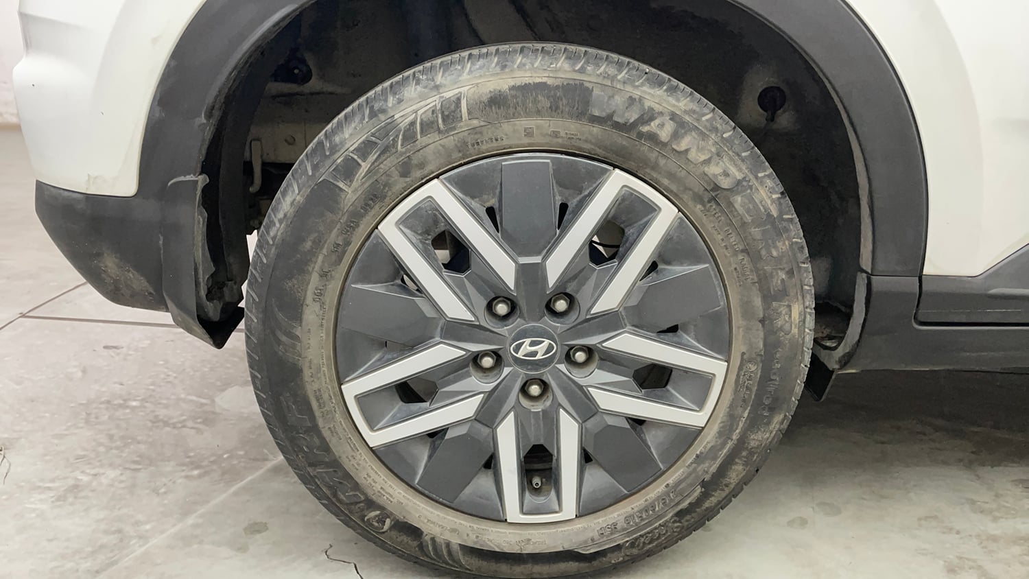 Used 2022 Hyundai Venue SX 1.5 CRDi Diesel Manual tyres RIGHT REAR TYRE RIM VIEW