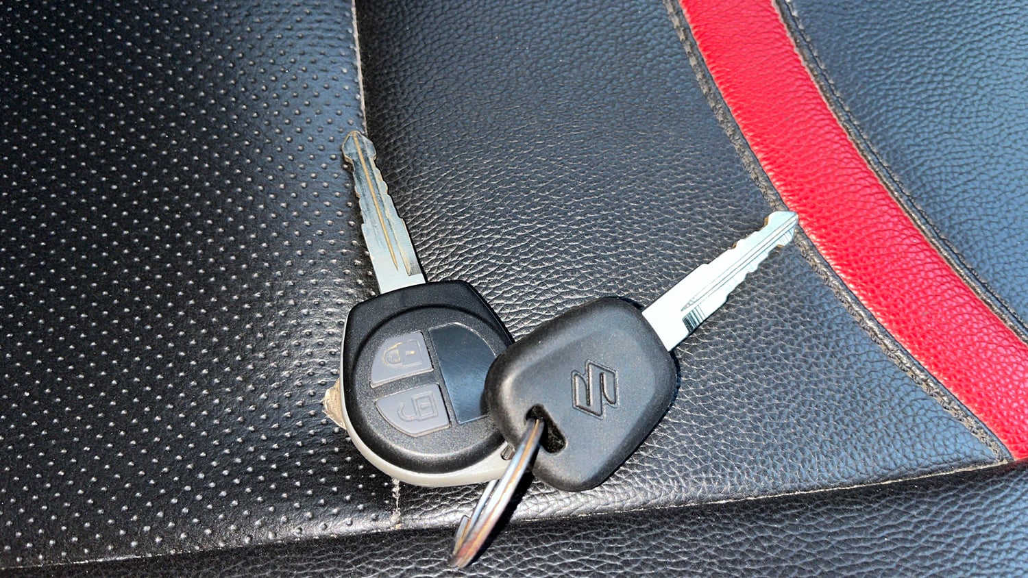 Used 2014 Maruti Suzuki Swift ZXi Petrol Manual extra CAR KEY VIEW