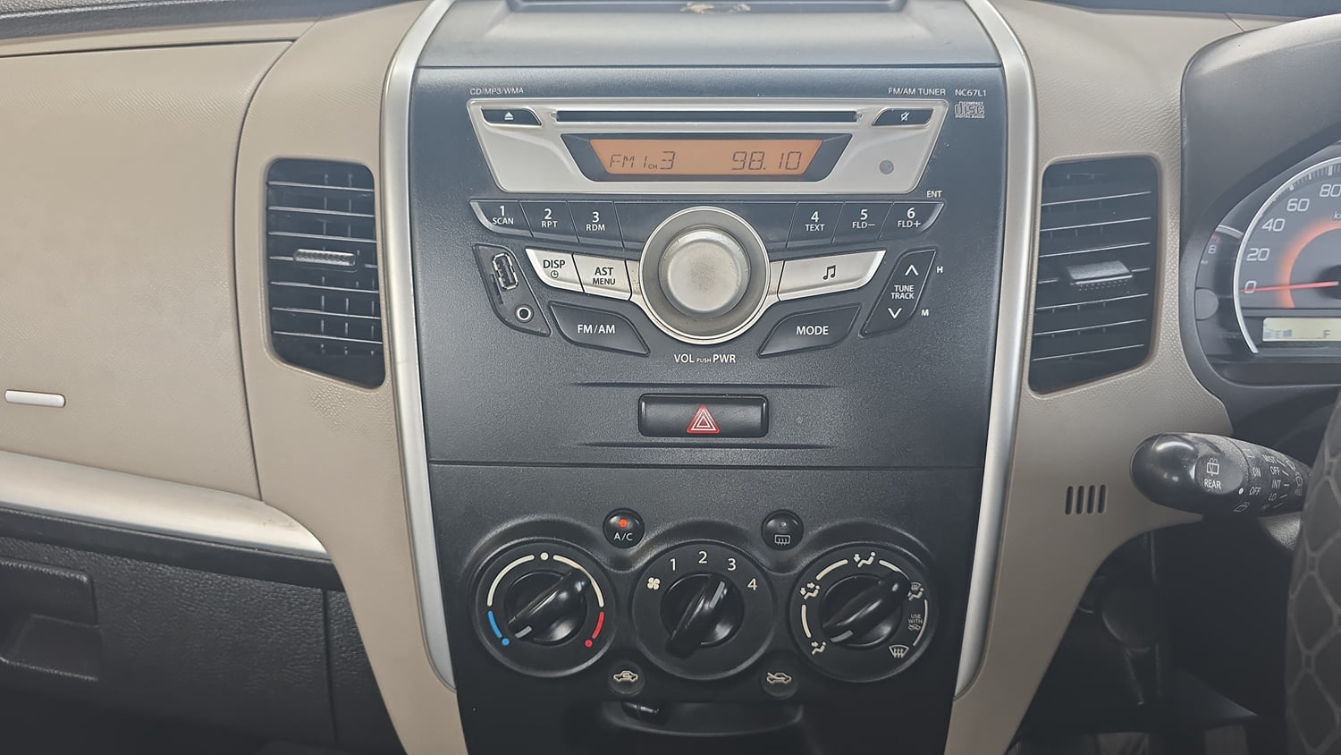 Used 2015 Maruti Suzuki Wagon R VXI Petrol Manual interior MUSIC SYSTEM & AC CONTROL VIEW
