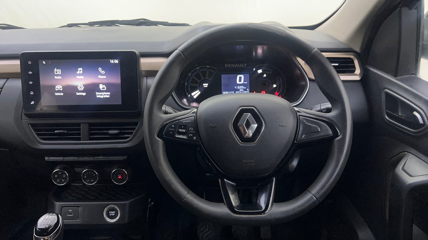 Used 2021 Renault Kiger RXT 1.0 Turbo MT Dual Tone Petrol Manual interior STEERING VIEW