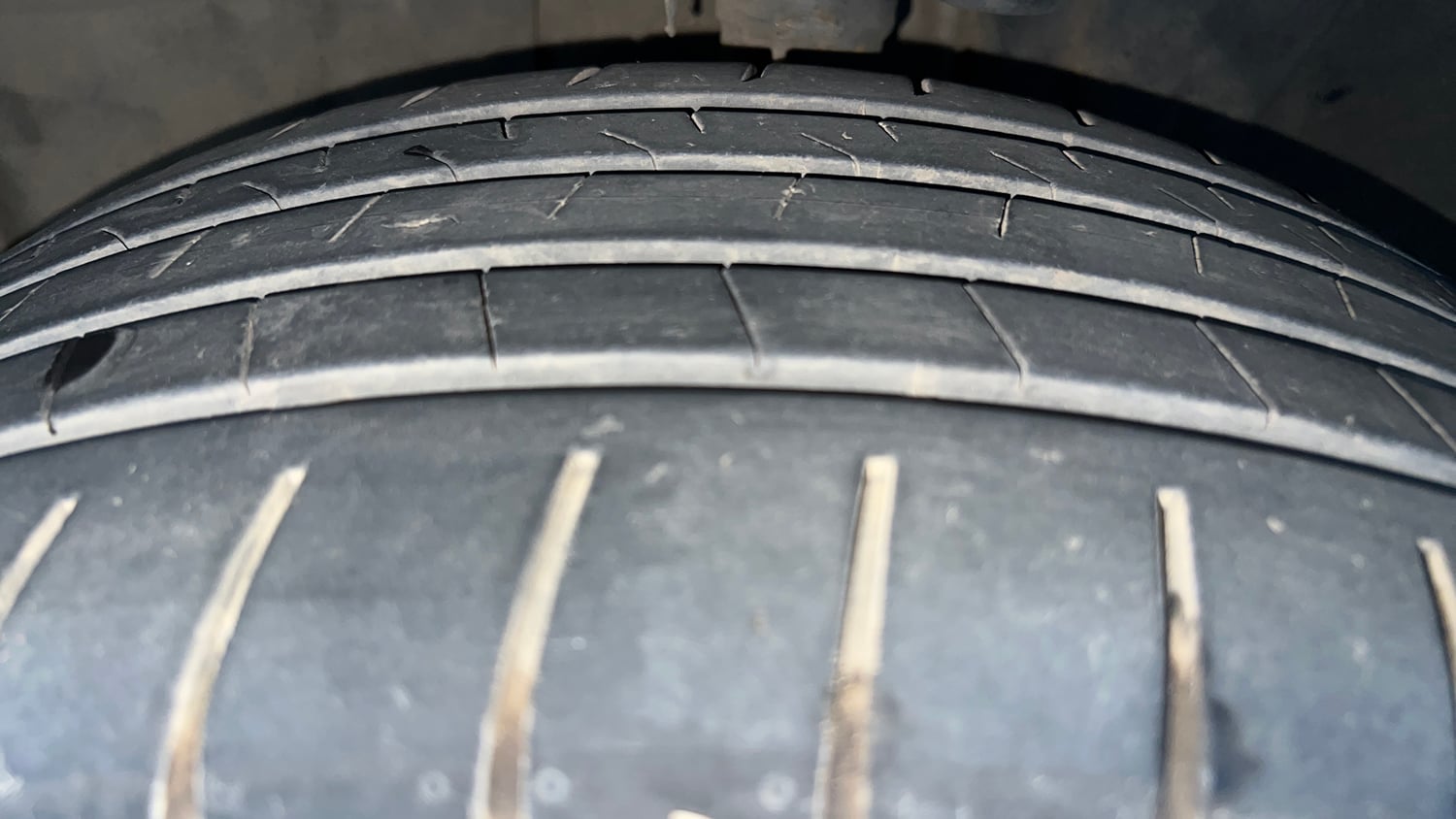 Used 2022 Jeep Meridian Limited (O) 4X2 AT Diesel Automatic tyres LEFT FRONT TYRE TREAD VIEW