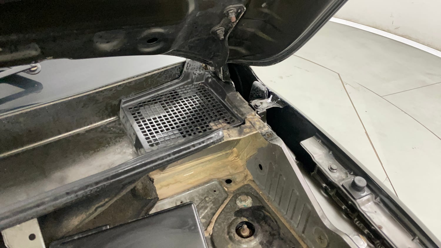 Used 2018 Renault Kwid 1.0 RXT Petrol Manual engine ENGINE LEFT SIDE HINGE & APRON VIEW