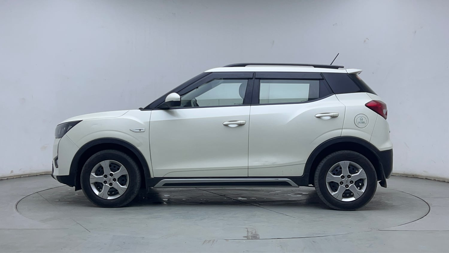 Used 2021 Mahindra XUV 300 W6 1.2 Petrol Petrol Manual exterior LEFT SIDE VIEW