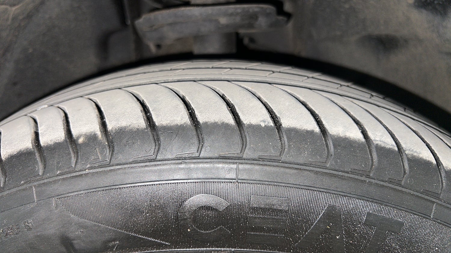 Used 2025 Tata Tiago XZA Petrol Automatic tyres RIGHT FRONT TYRE TREAD VIEW