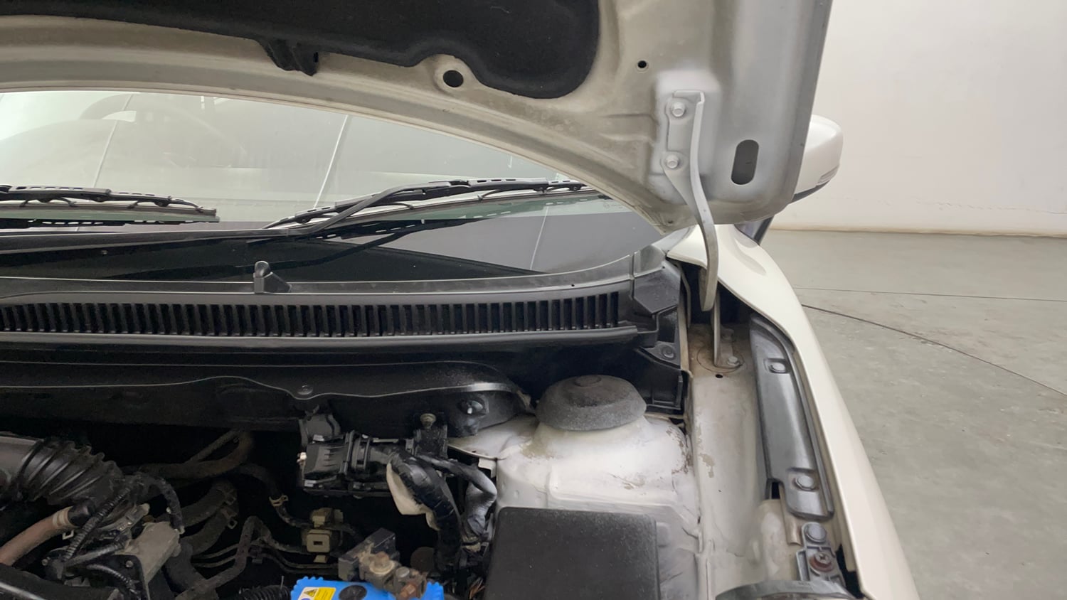 Used 2017 Maruti Suzuki Baleno Delta 1.2 Petrol Manual engine ENGINE LEFT SIDE HINGE & APRON VIEW