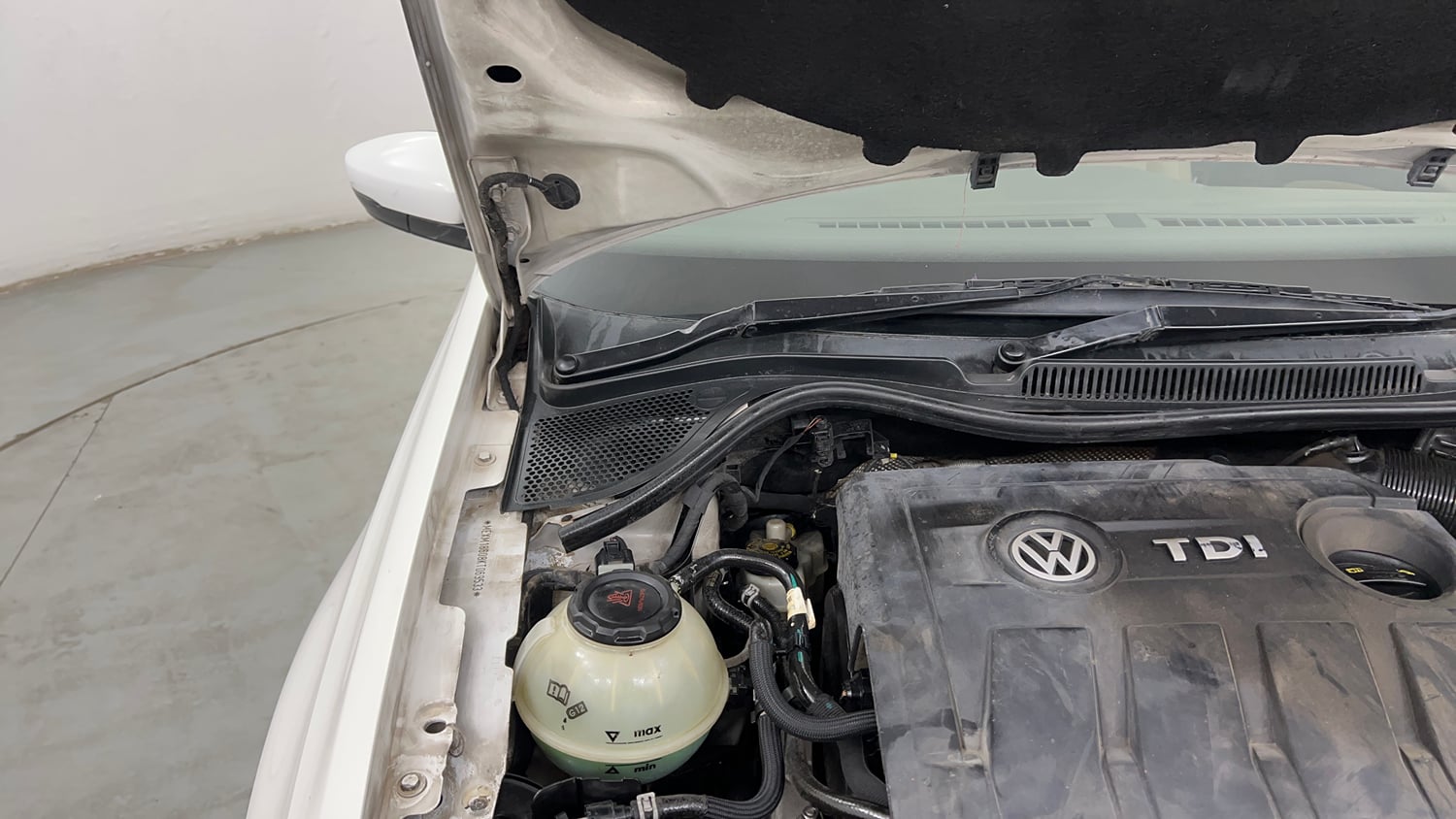 Used 2019 Volkswagen Vento Highline 1.5 (D) Diesel Manual engine ENGINE RIGHT SIDE HINGE & APRON VIEW