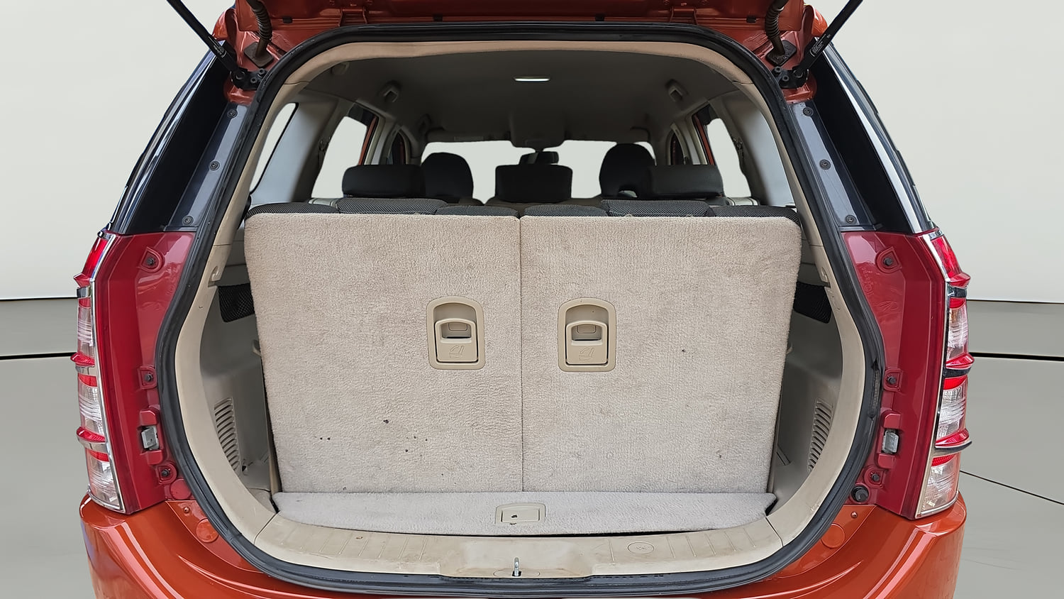 Used 2017 Mahindra XUV500 W4 Diesel Manual interior DICKY INSIDE VIEW