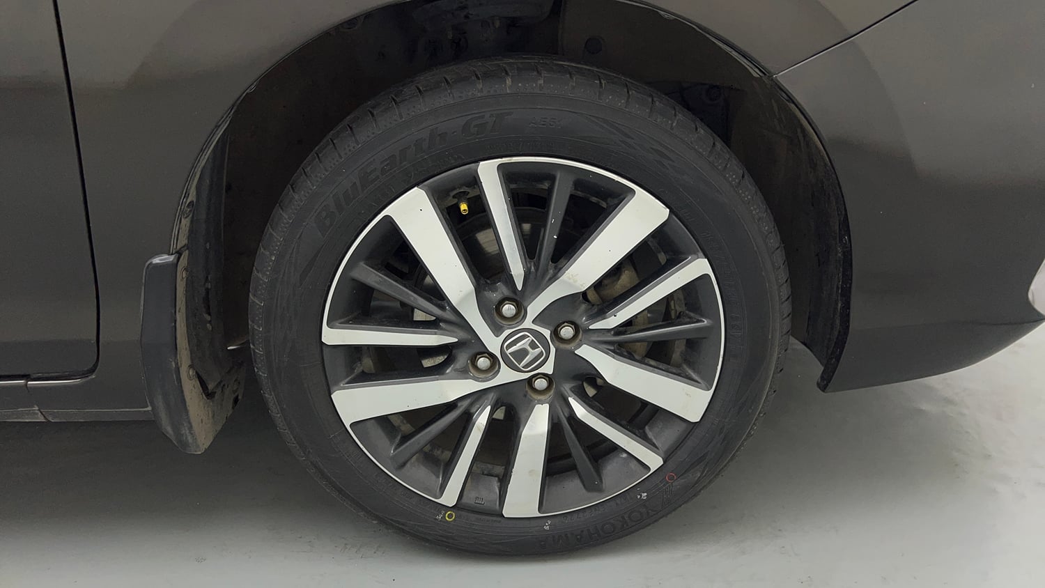 Used 2022 Honda City ZX CVT Petrol Petrol Automatic tyres RIGHT FRONT TYRE RIM VIEW