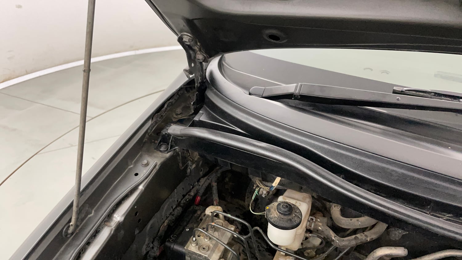 Used 2013 Toyota Innova 2.5 GX 8 STR BS-III Diesel Manual engine ENGINE RIGHT SIDE HINGE & APRON VIEW