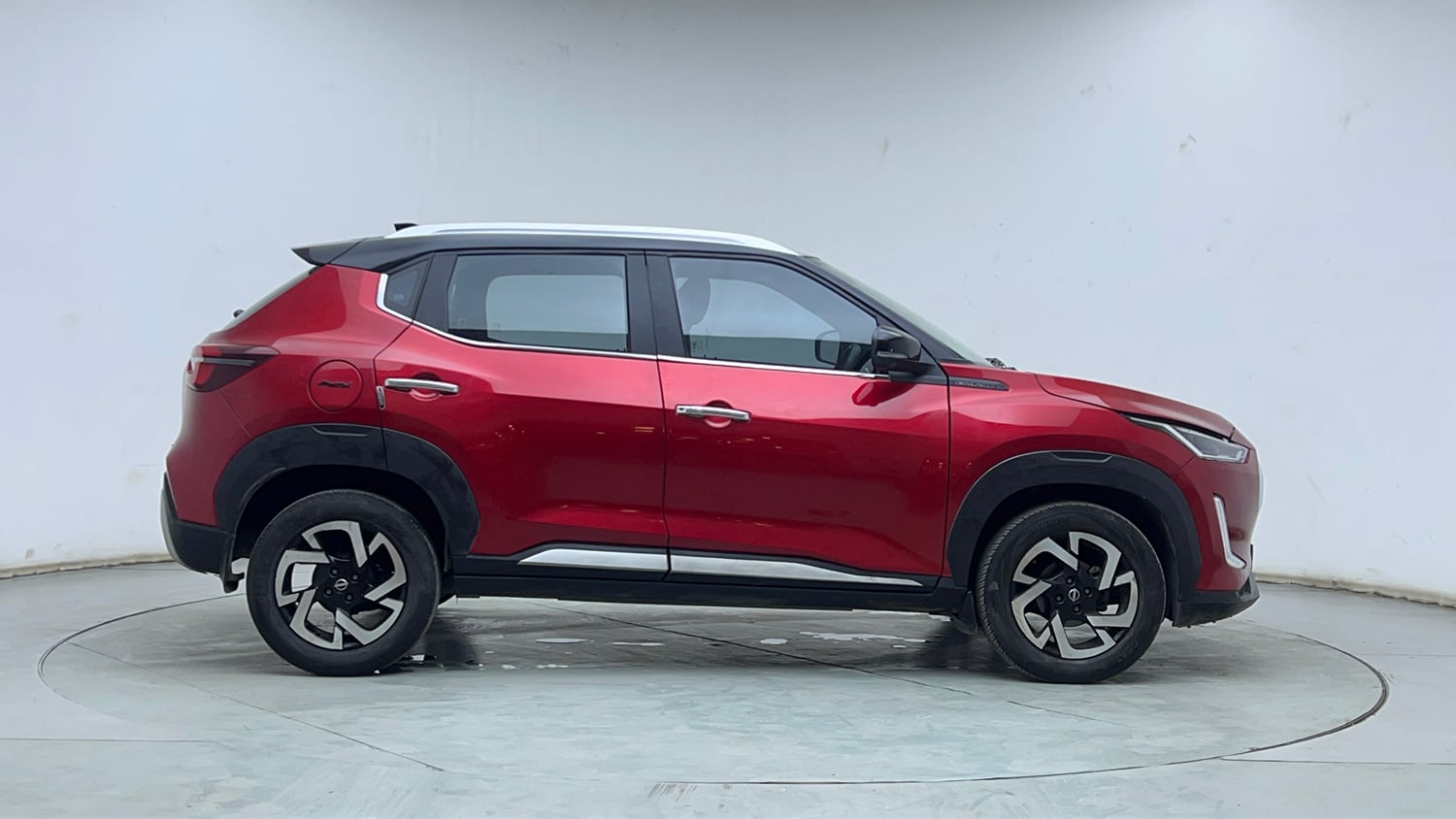 Used 2024 Nissan Magnite XV Premium Turbo CVT Dual Tone Petrol Automatic exterior RIGHT SIDE VIEW
