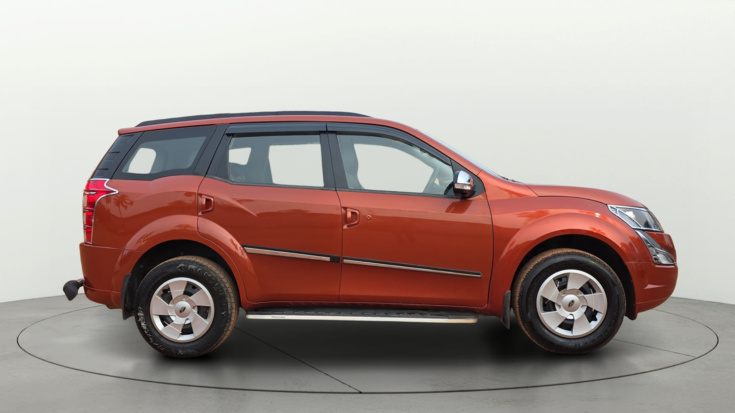 Used 2017 Mahindra XUV500 W4 Diesel Manual exterior RIGHT SIDE VIEW