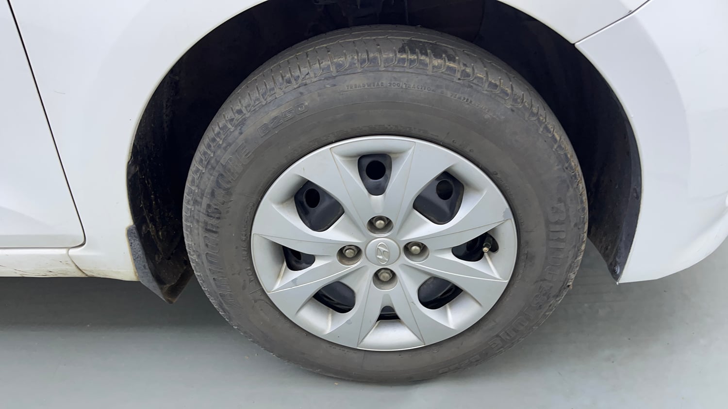 Used 2015 Hyundai Elite i20 Magna 1.2 Petrol Manual tyres RIGHT FRONT TYRE RIM VIEW