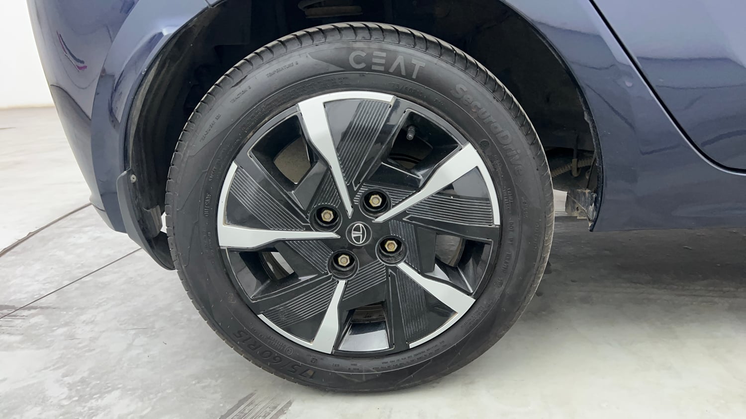 Used 2025 Tata Tiago XZA Petrol Automatic tyres RIGHT REAR TYRE RIM VIEW