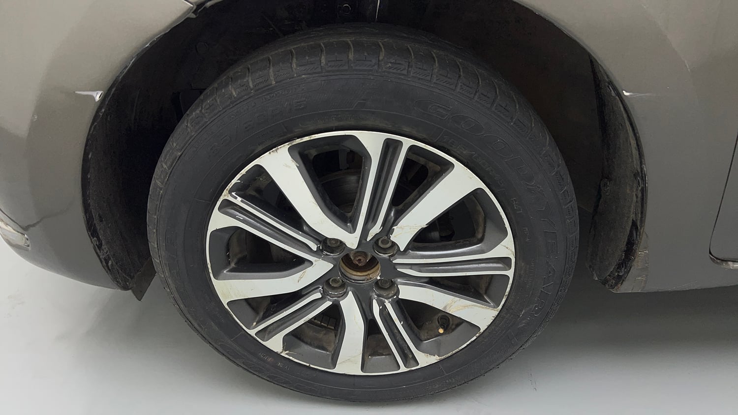 Used 2018 Maruti Suzuki Dzire VXi AMT Petrol Automatic tyres LEFT FRONT TYRE RIM VIEW