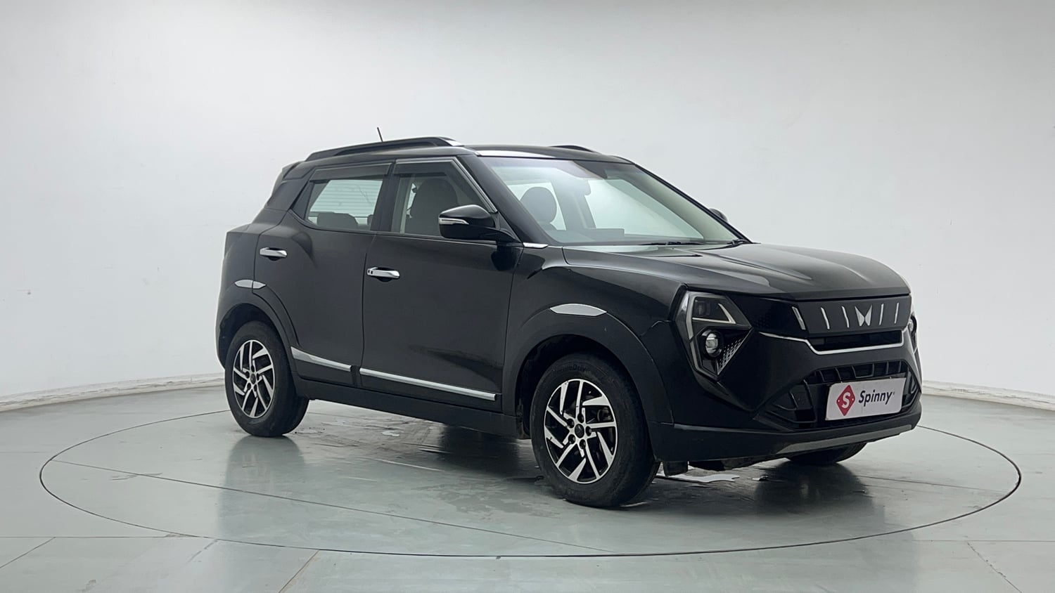 Used 2024 Mahindra XUV 3XO AX5 1.2 Petrol Petrol Manual exterior RIGHT FRONT CORNER VIEW