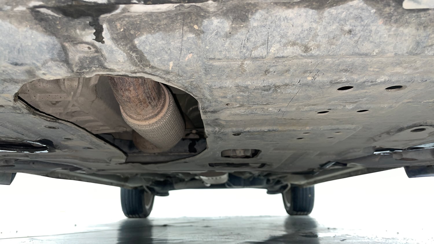Used 2021 Mahindra XUV 300 W8 1.2 Petrol Petrol Manual extra FRONT LEFT UNDERBODY VIEW