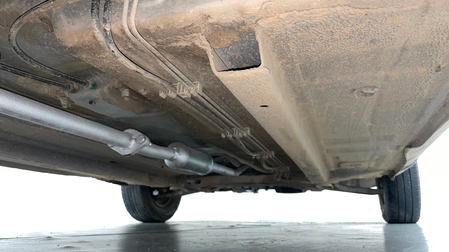 Used 2018 Renault Kwid 1.0 RXT AMT Opt Petrol Automatic extra REAR RIGHT UNDERBODY VIEW