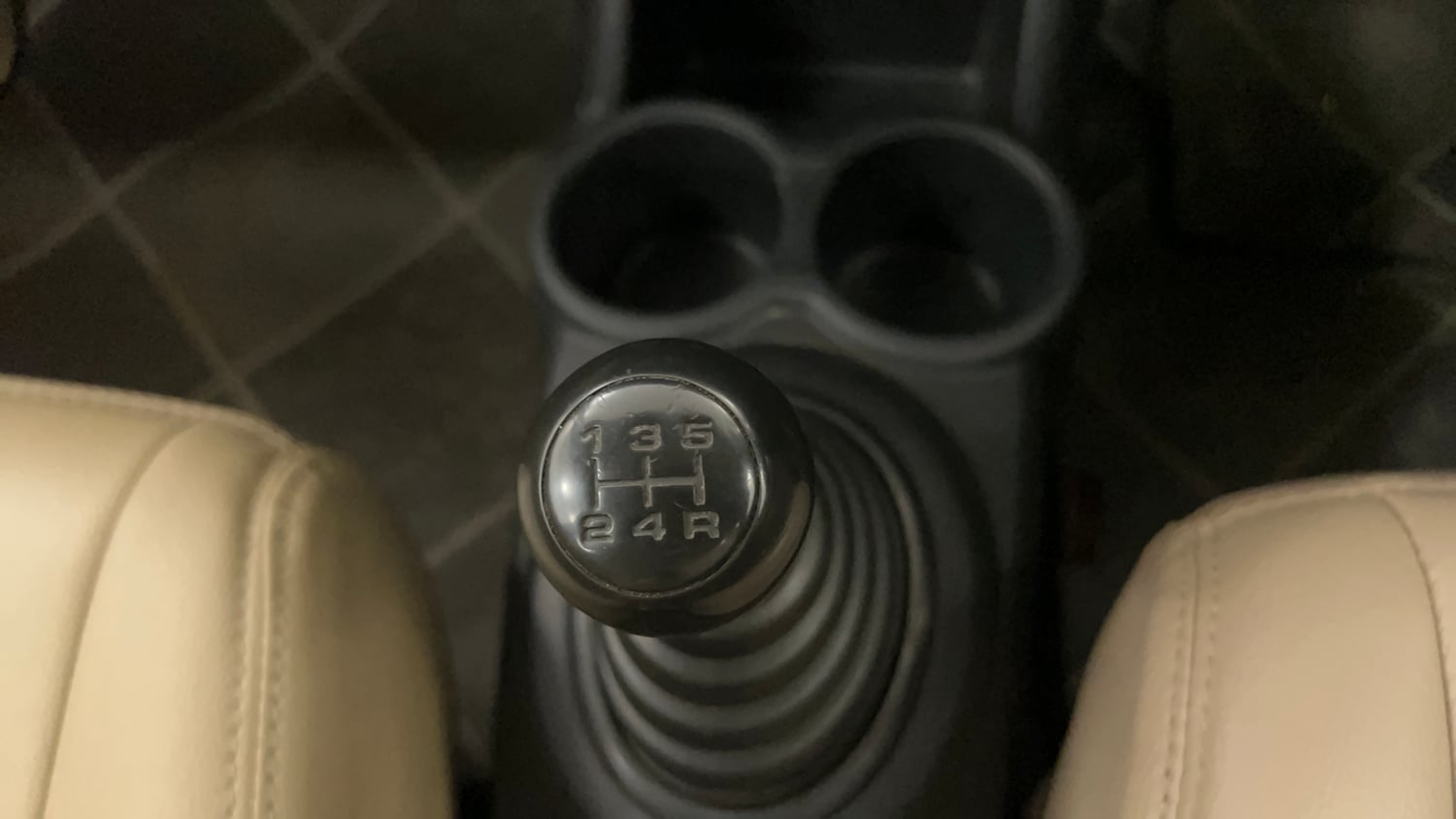 Used 2014 Honda Brio EX MT Petrol Manual interior GEAR  KNOB VIEW