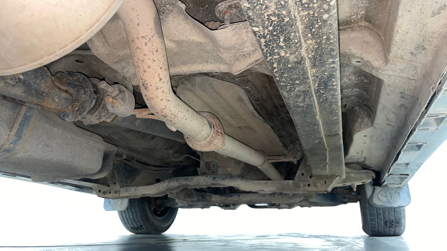 Used 2013 Toyota Innova 2.5 GX 8 STR BS-III Diesel Manual extra REAR RIGHT UNDERBODY VIEW