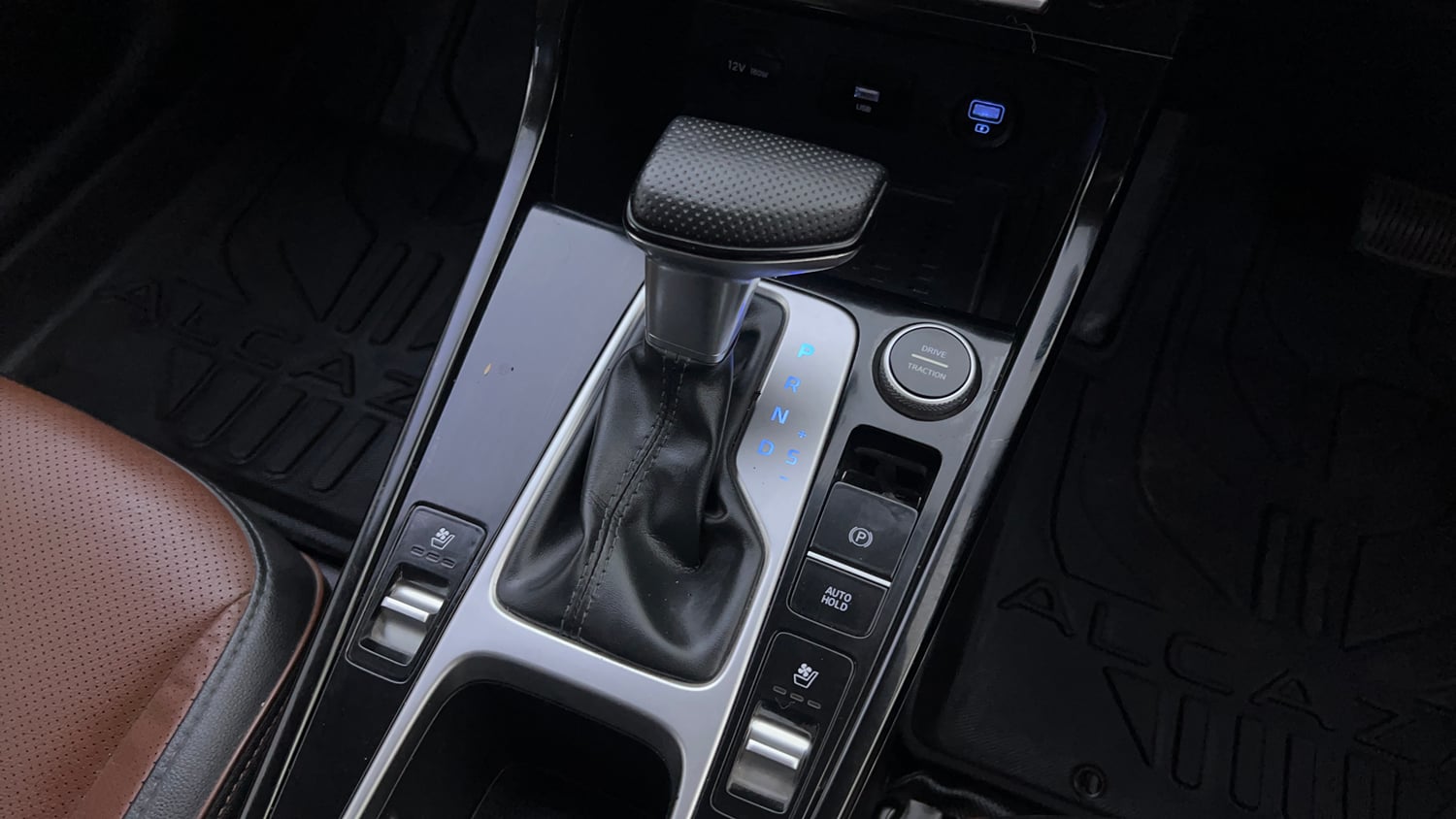 Used 2022 Hyundai Alcazar Signature (O) 6 STR 1.5 Diesel AT Diesel Automatic interior GEAR  KNOB VIEW