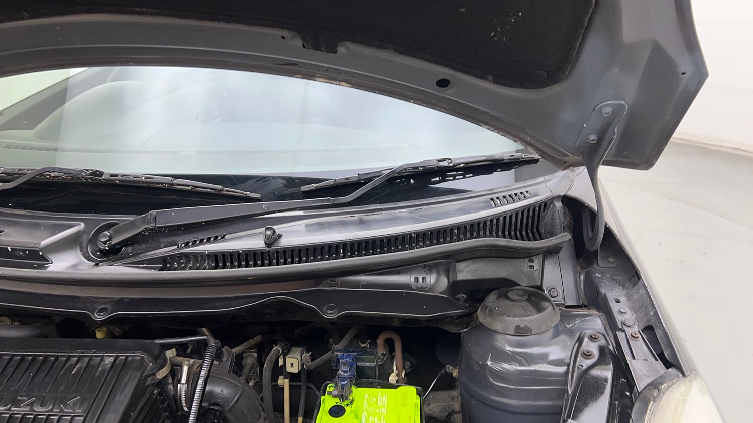 Used 2017 Maruti Suzuki Swift Lxi (O) Petrol Manual engine ENGINE LEFT SIDE HINGE & APRON VIEW