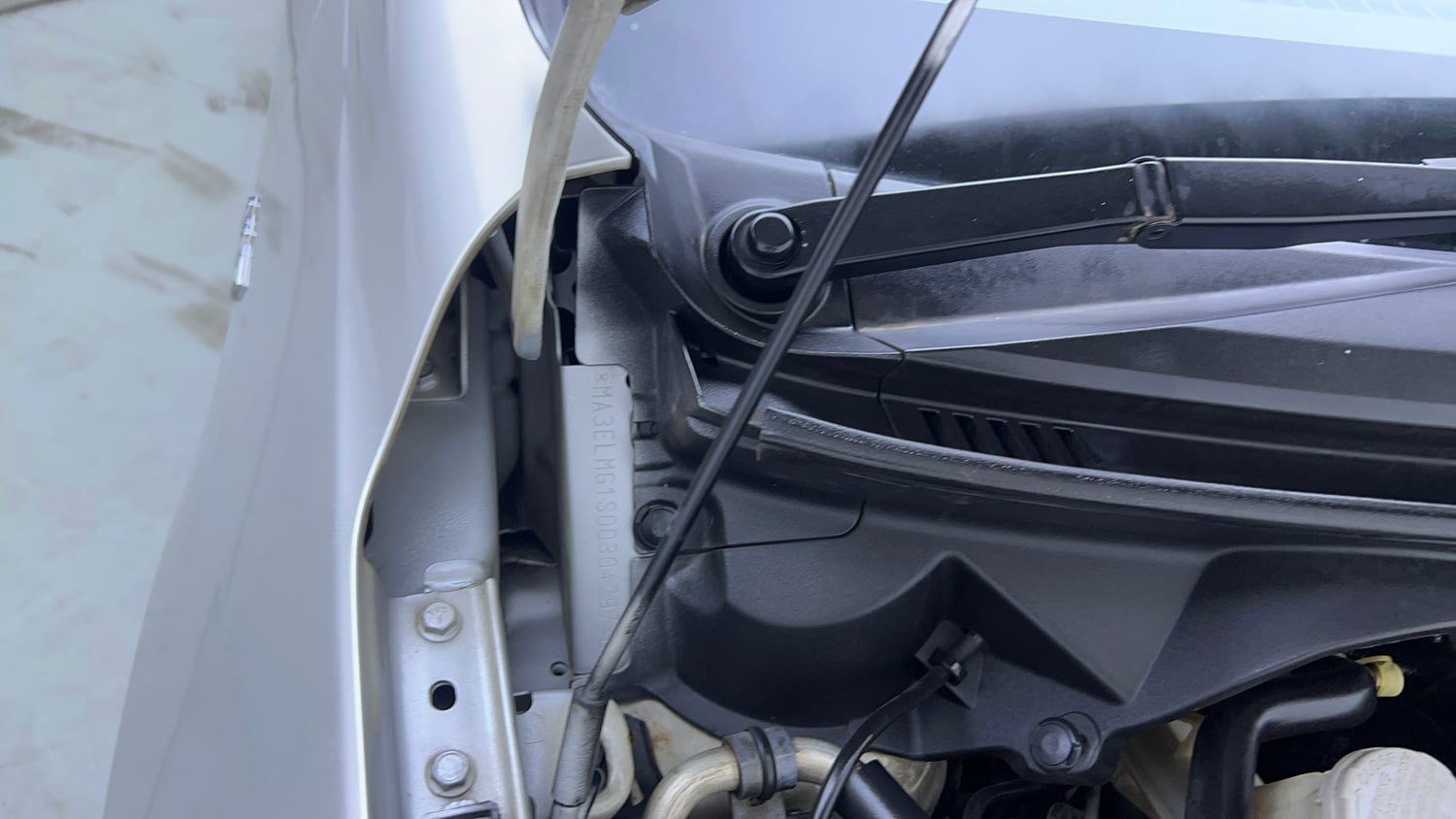 Used 2015 Maruti Suzuki Ertiga ZXi Petrol Manual engine ENGINE RIGHT SIDE HINGE & APRON VIEW